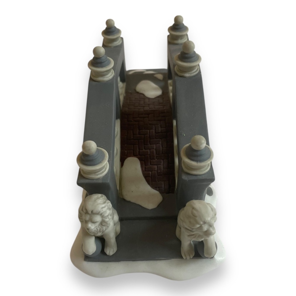 Dept 56 Heritage Village Lionhead Bridge Porcelain Accessory 5864-5 Snow Lion